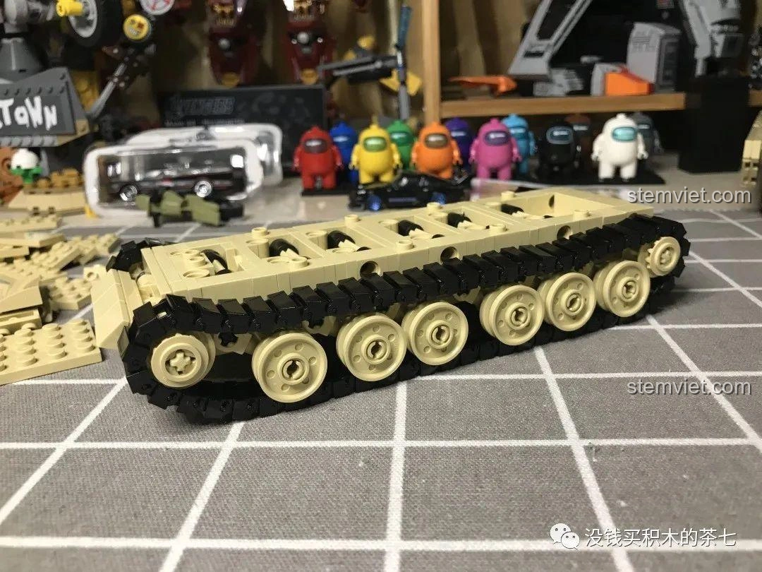 Cận cảnh chi tiết bánh xích của bộ đồ chơi lắp ráp Xe Tăng Challenger 2 FV 4034 JIAZHI 0105, cho thấy độ linh hoạt và bền bỉ.
