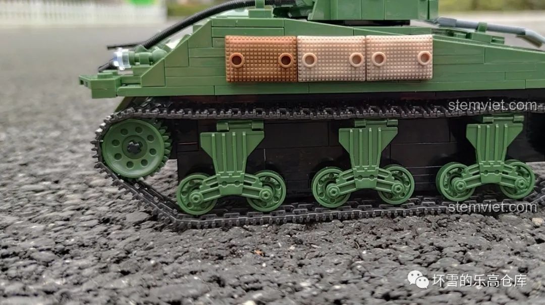 Cận cảnh hệ thống bánh xích và bộ phận treo VVSS của mô hình xe tăng Sherman M4A1 QUANGUAN 81, thể hiện độ khít và chuyển động mượt mà. Đồ chơi lắp ráp xe tăng cho bé.