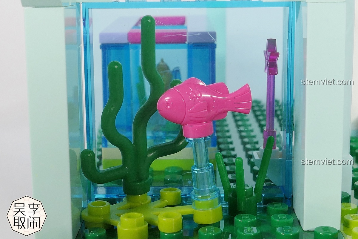 Cận cảnh bể cá với chi tiết cá màu hồng và san hô xanh trong bộ lắp ráp QMAN 2012.