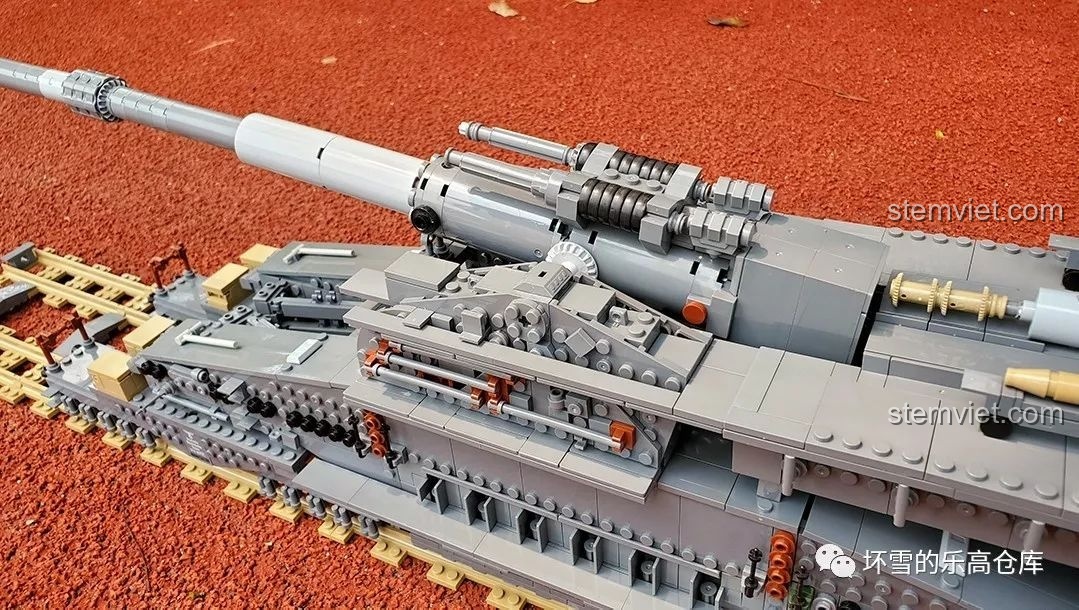 Cận cảnh bệ pháo và các chi tiết cơ khí của mô hình Pháo Xe Lửa Dora 800mm Đức KAZI KY10005.