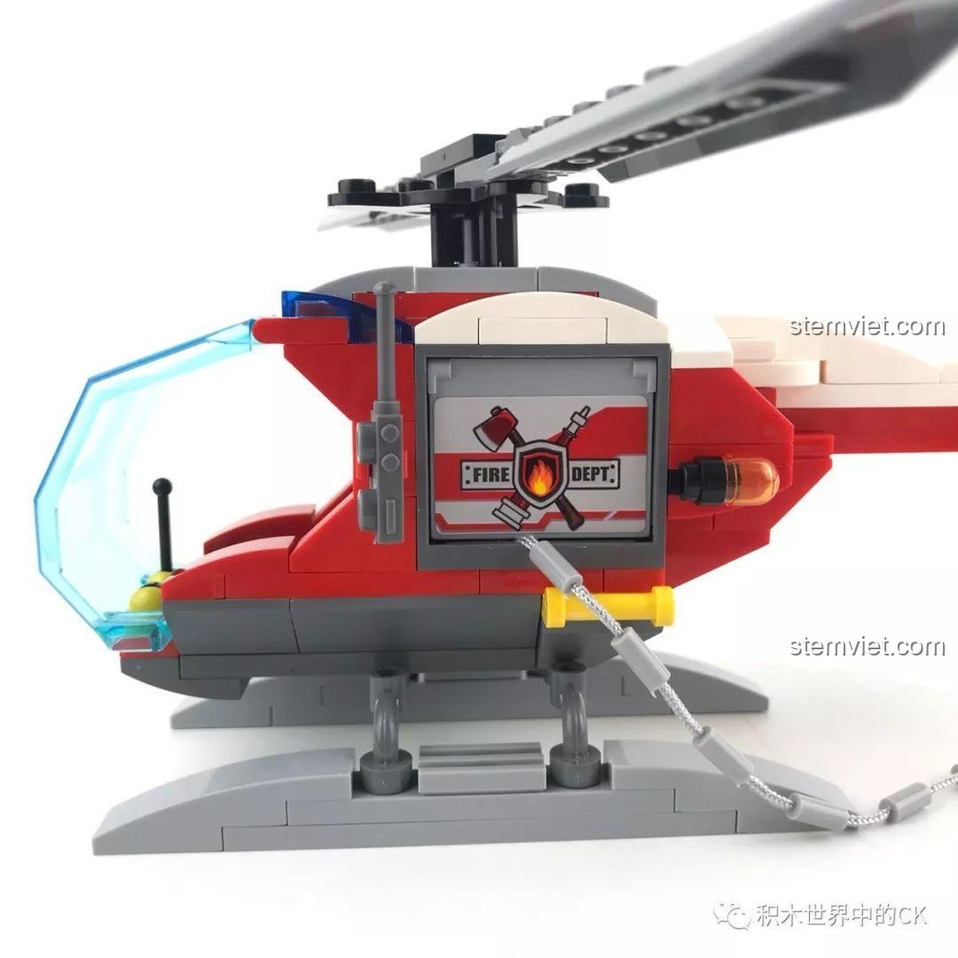 Chi tiết bên hông của trực thăng QMAN 2806 với cửa cuốn dán sticker và móc tời cứu hộ.