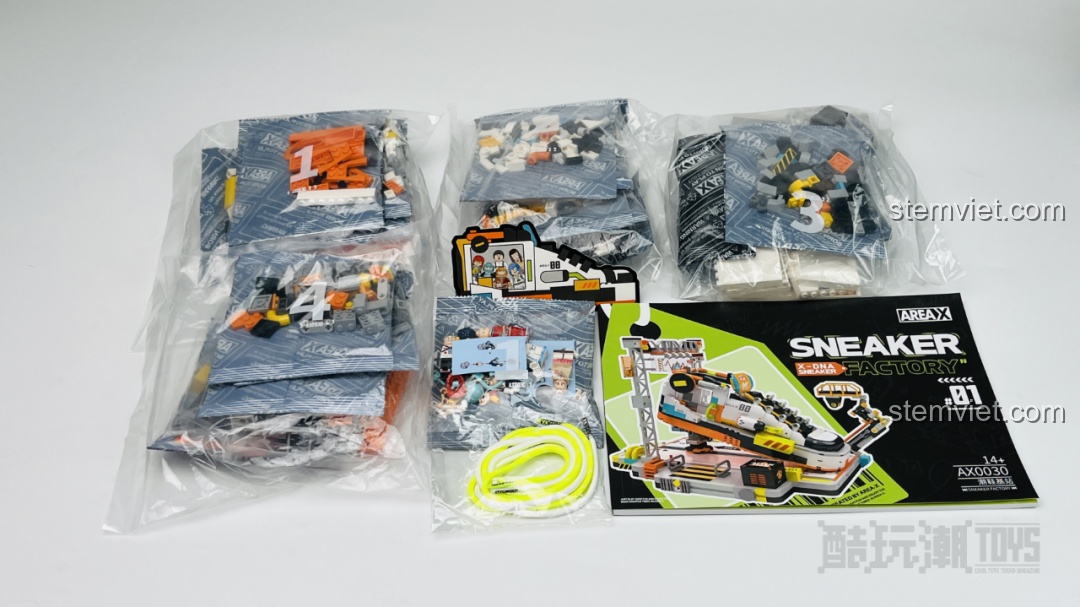Toàn bộ các chi tiết bên trong hộp trắng của bộ lắp ráp Giày Sneaker AX 0030, bao gồm túi gạch, sách, dây giày.