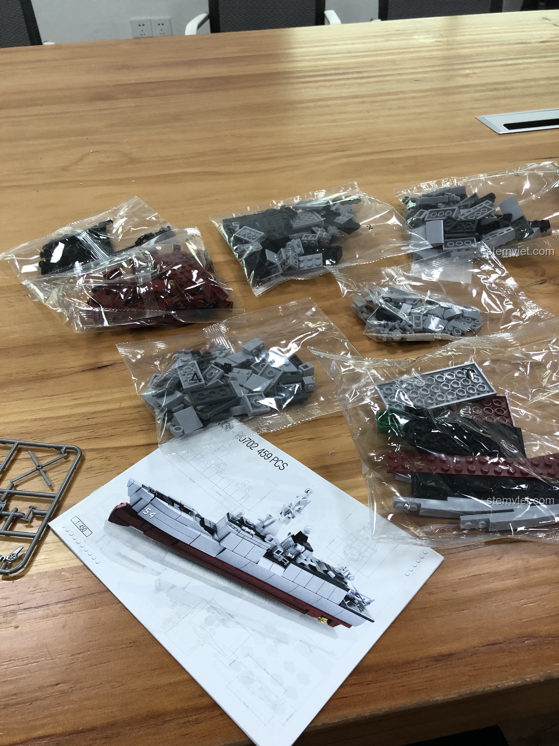 Các túi chi tiết nhựa ABS của bộ lắp ráp Tàu hộ vệ Lâm Nghi B0702 được phân chia rõ ràng kèm sách hướng dẫn.