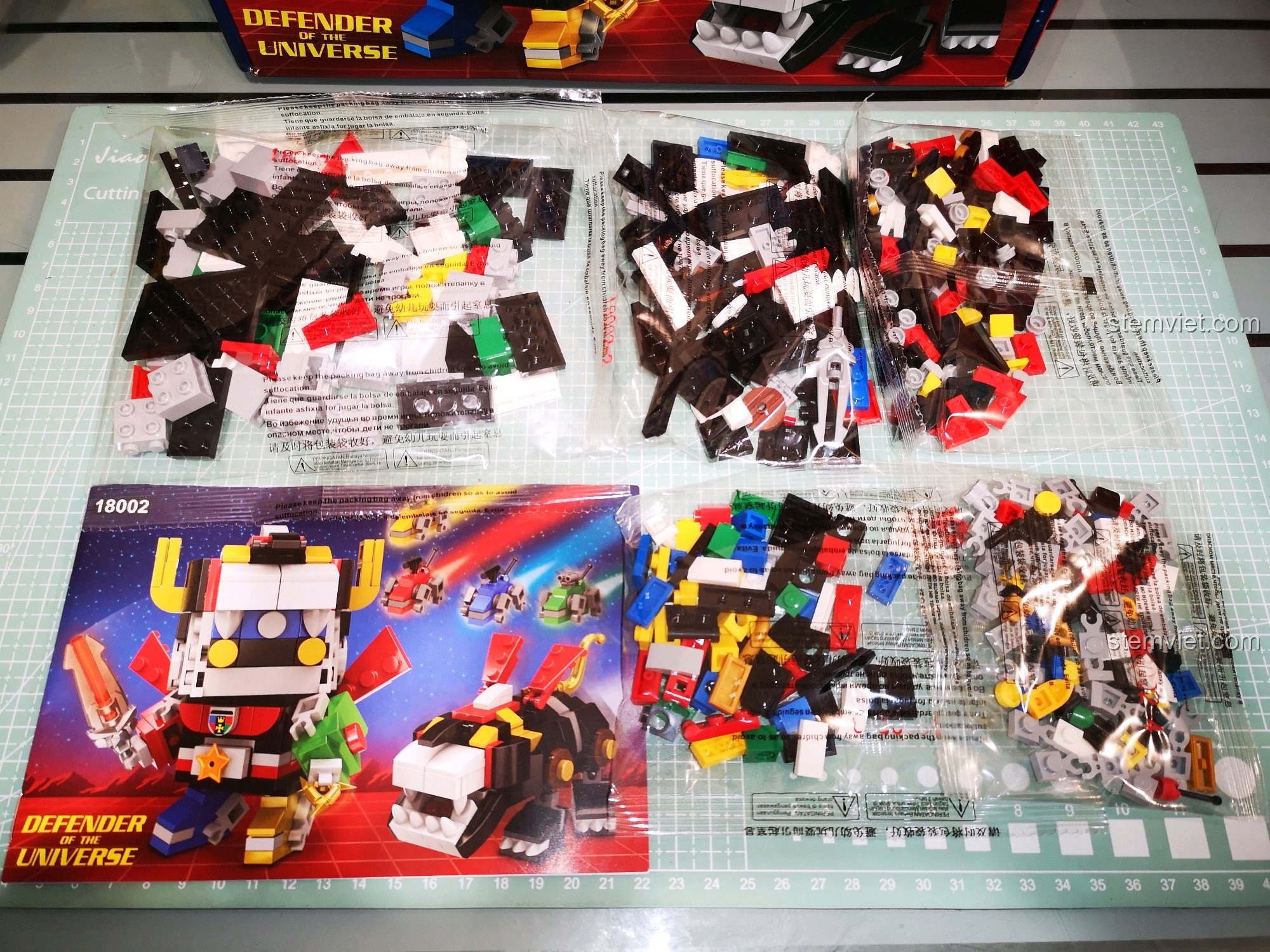 Toàn bộ các túi mảnh ghép và sách hướng dẫn của bộ xếp hình GoLion 18002 được bày ra chuẩn bị lắp ráp.