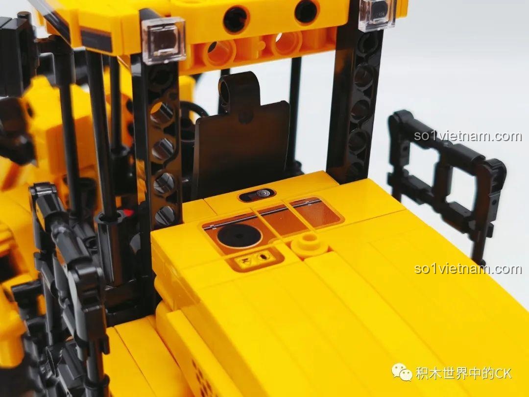 Chi tiết bên trong cabin với bảng điều khiển và vô lăng của xe xúc lật Sembo 712016.