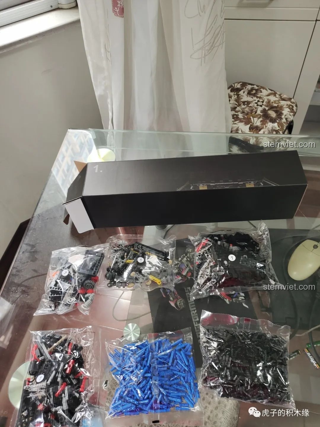 Các túi chi tiết trong hộp số 1 của bộ lắp ráp Siêu xe kỷ niệm 100 năm Lamborghini Meteor, sẵn sàng cho công đoạn đầu tiên.