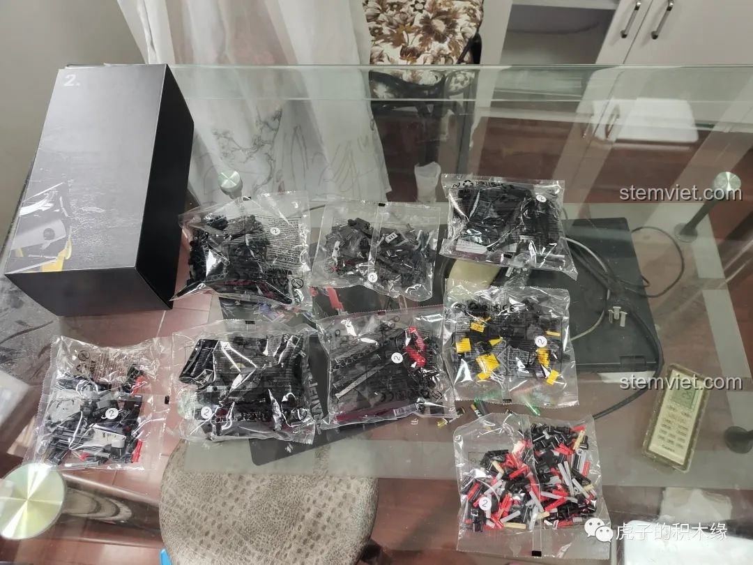 Các túi chi tiết bằng nhựa ABS cao cấp trong hộp số 2 của bộ đồ chơi Siêu xe Lamborghini Centenario Meteor.