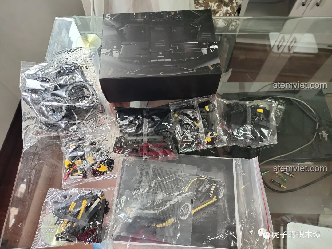 Hộp số 5 chứa sách hướng dẫn, bánh xe mạ điện và các túi chi tiết cuối cùng của bộ Siêu xe Lamborghini Centenario.