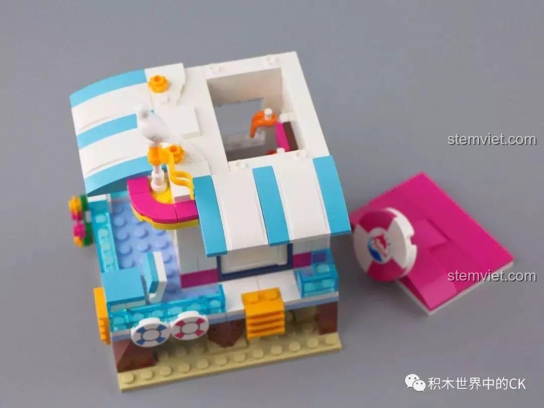 Nhìn vào bên trong Nhà Cứu Hộ Bờ Biển QMAN 2019, thấy các chi tiết màu cam giống xúc xích.