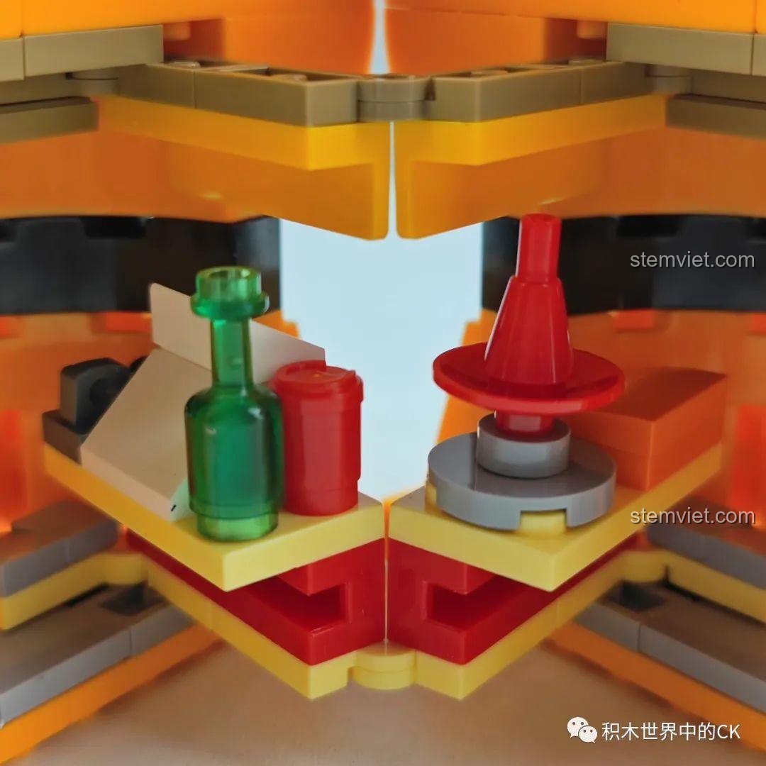 Cận cảnh các chi tiết nhỏ bên trong mô hình Nồi Lẩu Zhe Gao CW6006 khi mở ra, bao gồm chai lọ và đồ dùng.