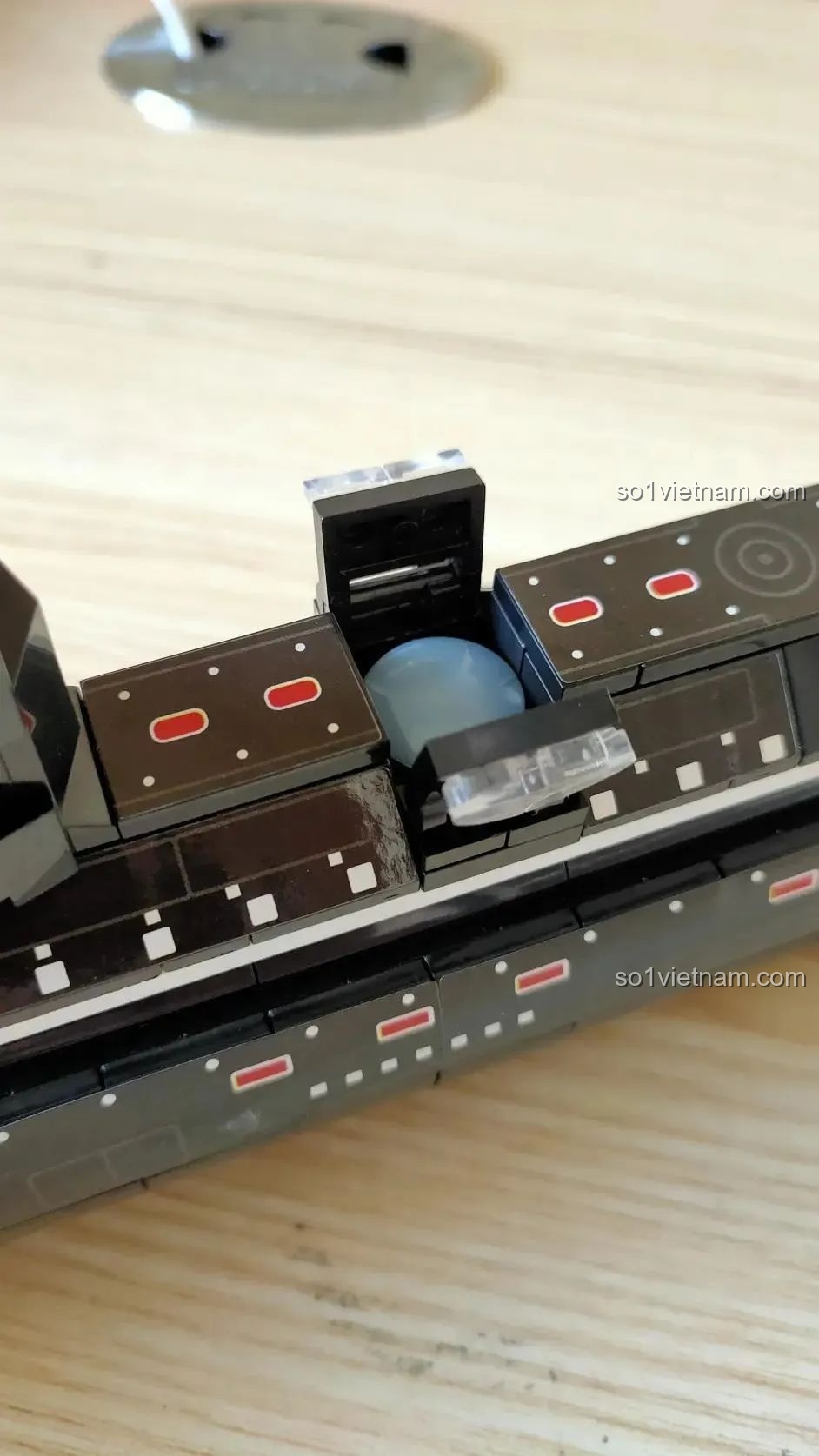 Bên trong thân tàu CAYI 2239, cho thấy các chi tiết nội thất và hệ thống.