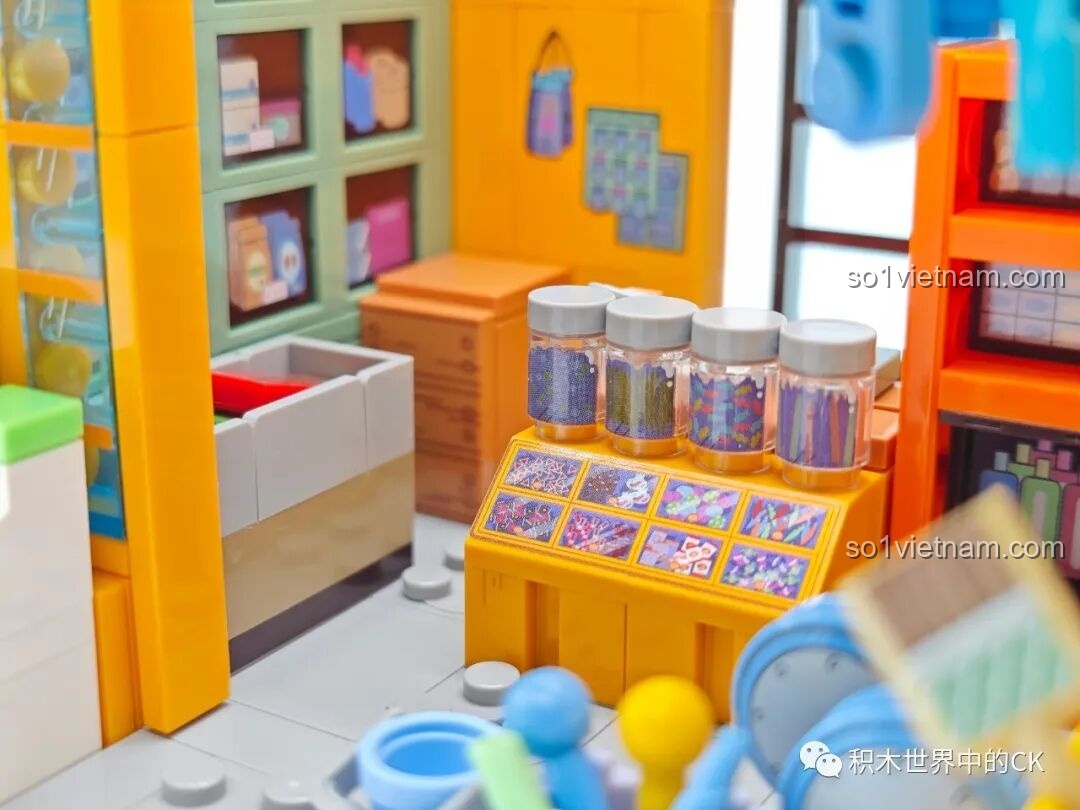 Cận cảnh không gian bên trong Tiệm Tạp Hóa Maruko, với các hũ kẹo và kệ hàng được dán sticker chi tiết.