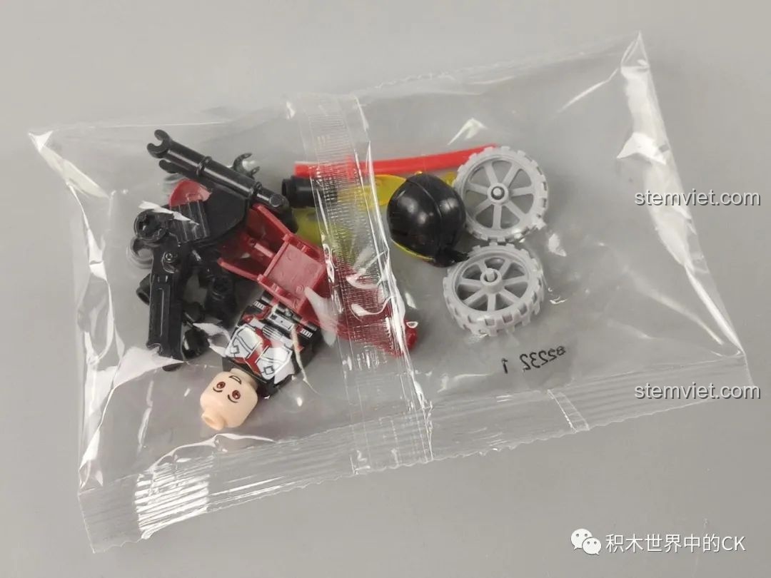 Các chi tiết của một mô hình trong bộ lắp ghép Kamen Rider 818 82232 được đựng trong túi nilon.