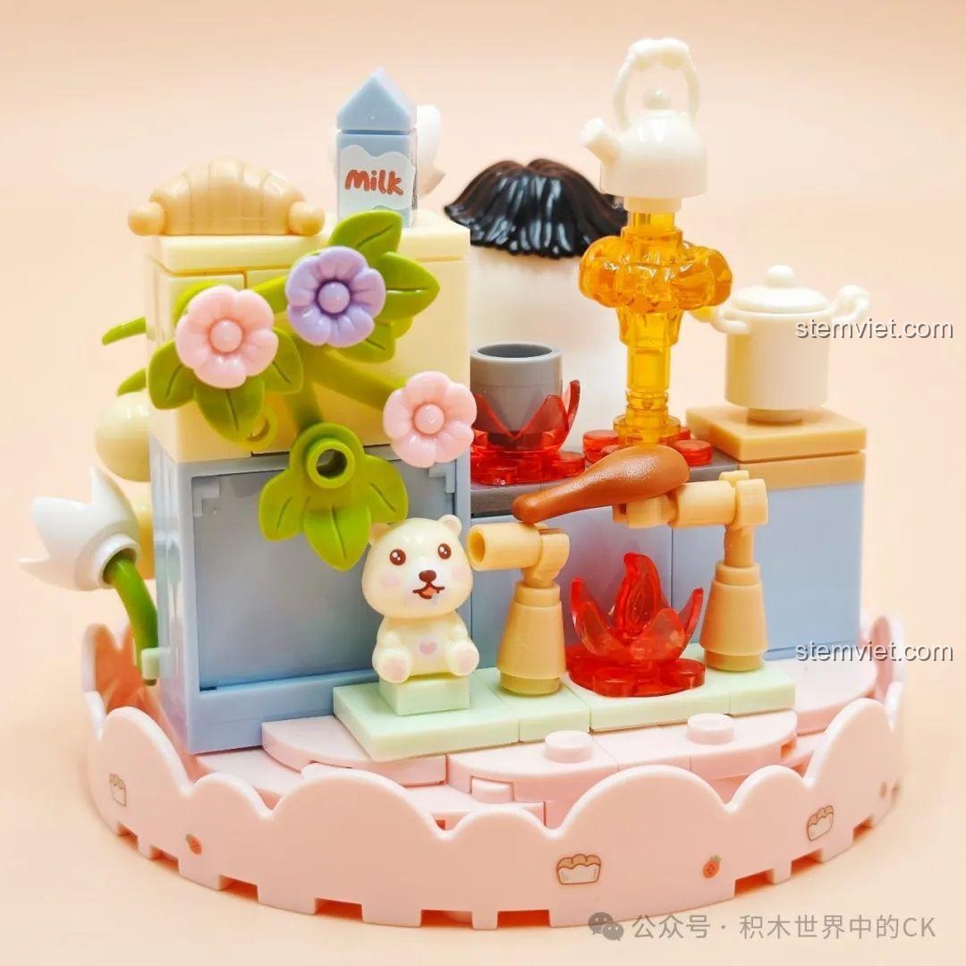 Cận cảnh các chi tiết trong bếp của bộ SEMBO 612025: lò nướng, gấu bông, hộp sữa. Đồ chơi cho bé gái 6 tuổi.