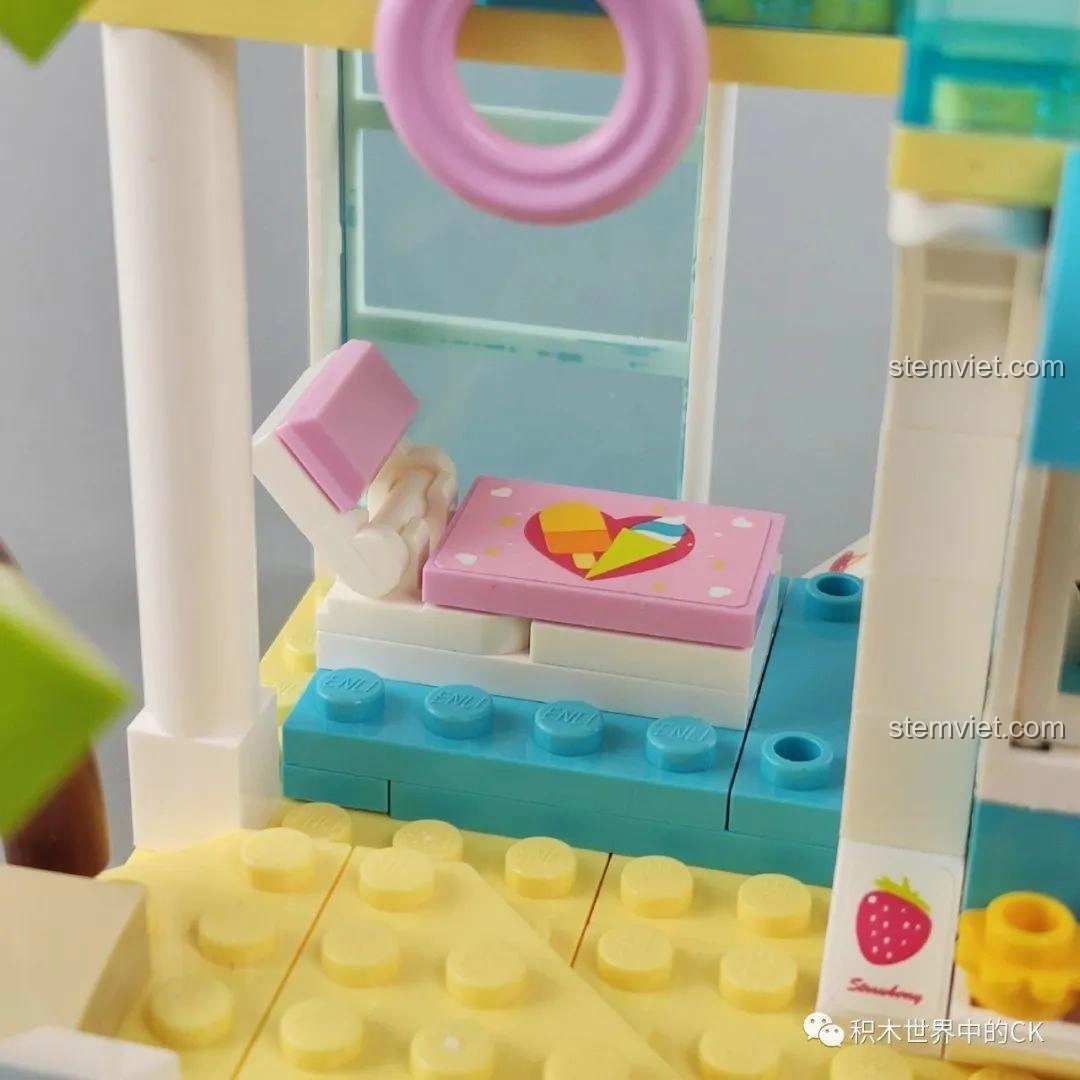 Chi tiết khu vực bếp với tủ lạnh và chú chó con trong biệt thự bãi biển QMAN 4804.