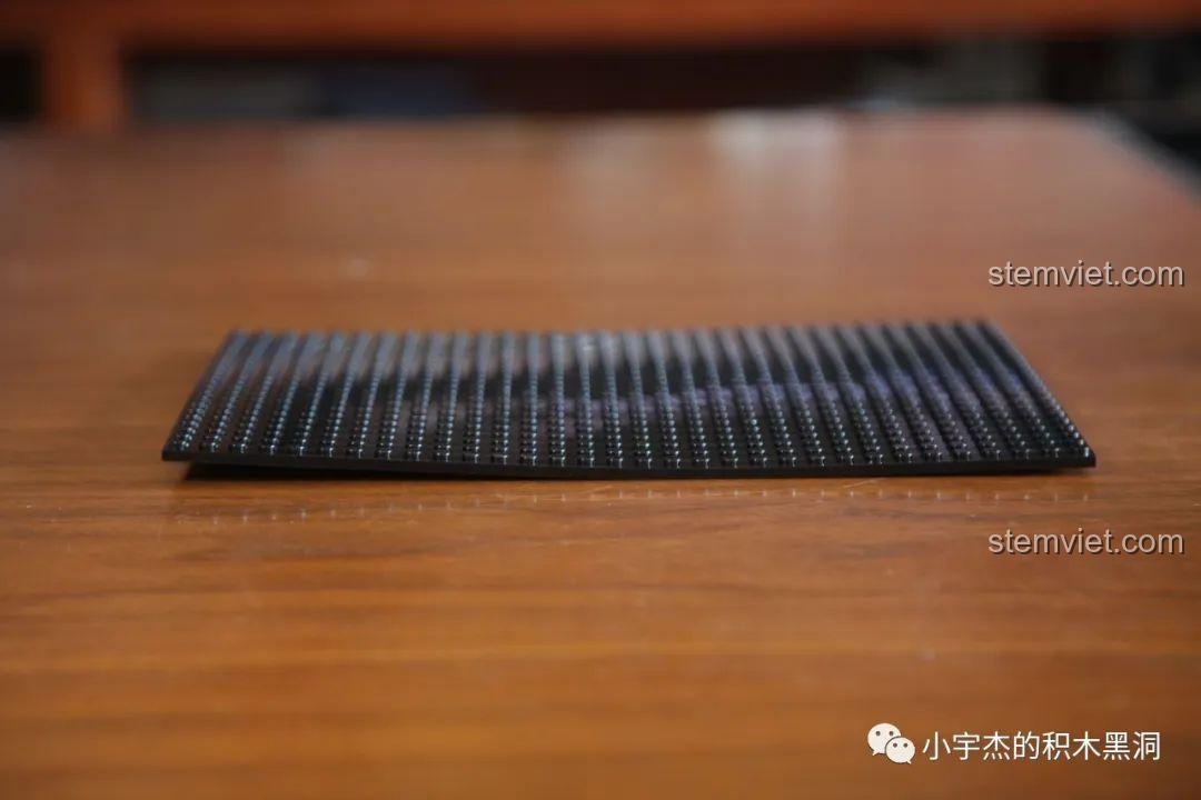 Một chi tiết plate màu đen trong bộ SY1361 bị cong vênh nhẹ, một lỗi nhỏ có thể gặp.