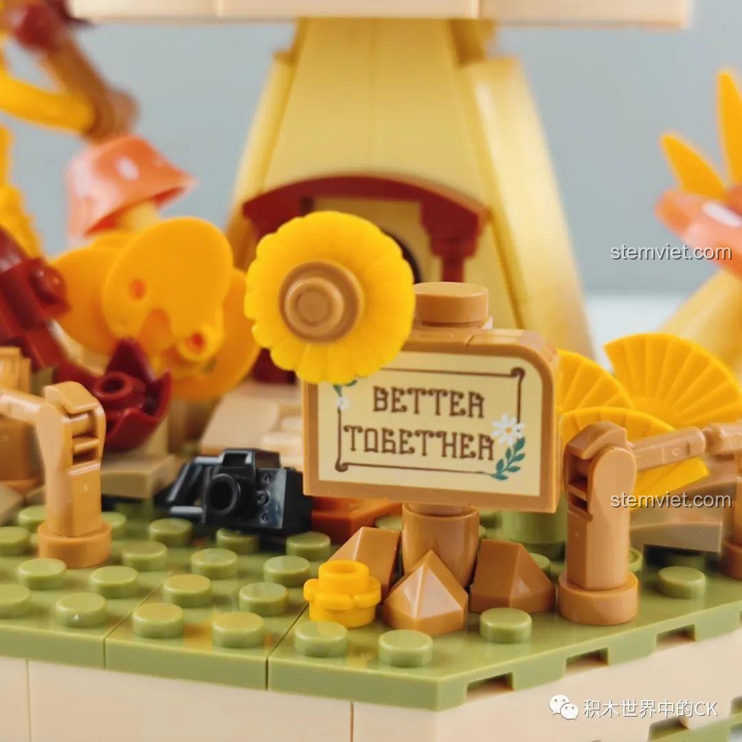 Chi tiết tấm biển 'Better Together' trong bộ mô hình Wekki mùa thu.