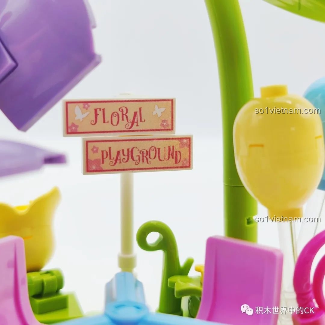 Cận cảnh chi tiết biển hiệu 'Floral Playground' và những quả bóng bay trong mô hình.