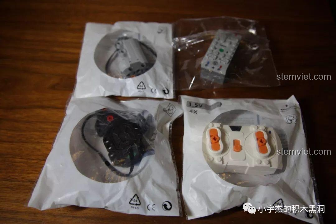 Trọn bộ động cơ, pin và điều khiển từ xa của mô hình Toyota AE86 K 81 sau khi mở túi.