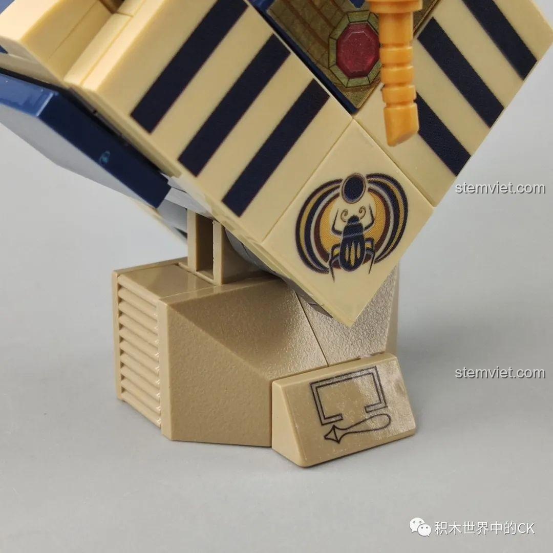 Cận cảnh biểu tượng bọ hung có cánh trên đế của mô hình Pharaoh, một chi tiết quan trọng của bộ lắp ghép Pharaoh CW2002A.