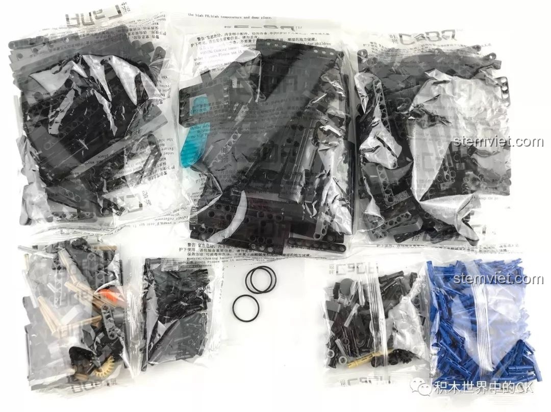 Toàn bộ 621 chi tiết nhựa ABS của bộ đồ chơi mô hình Súng M4A1 CaDA được đổ ra từ các túi nilon.