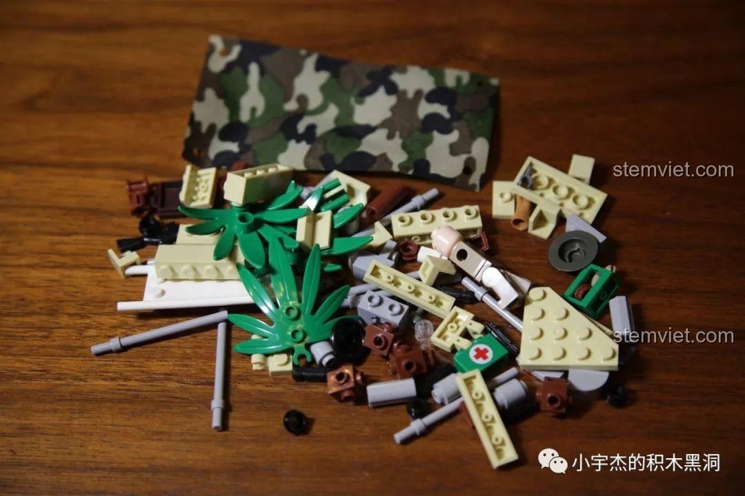 Toàn bộ chi tiết của bộ lắp ghép Trại lính dã chiến 101105, bao gồm các mảnh ghép, minifigure và tấm vải.