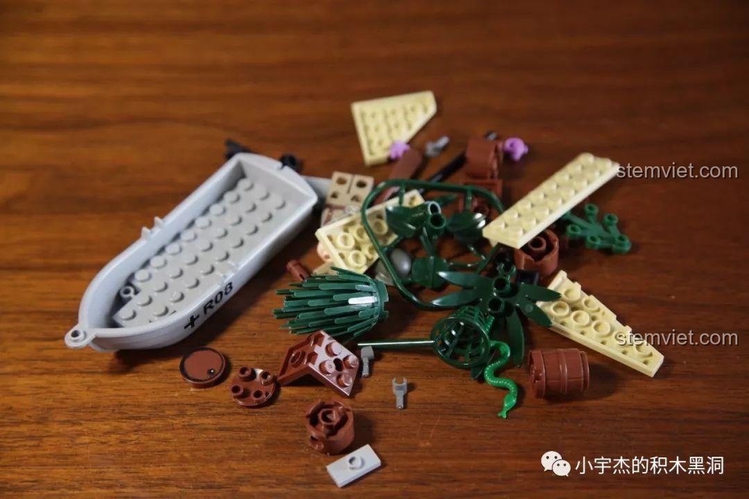 Toàn bộ chi tiết của bộ đồ chơi mô hình Thuyền tuần tra sông 101105, bao gồm thân thuyền, cây cỏ và một con rắn.