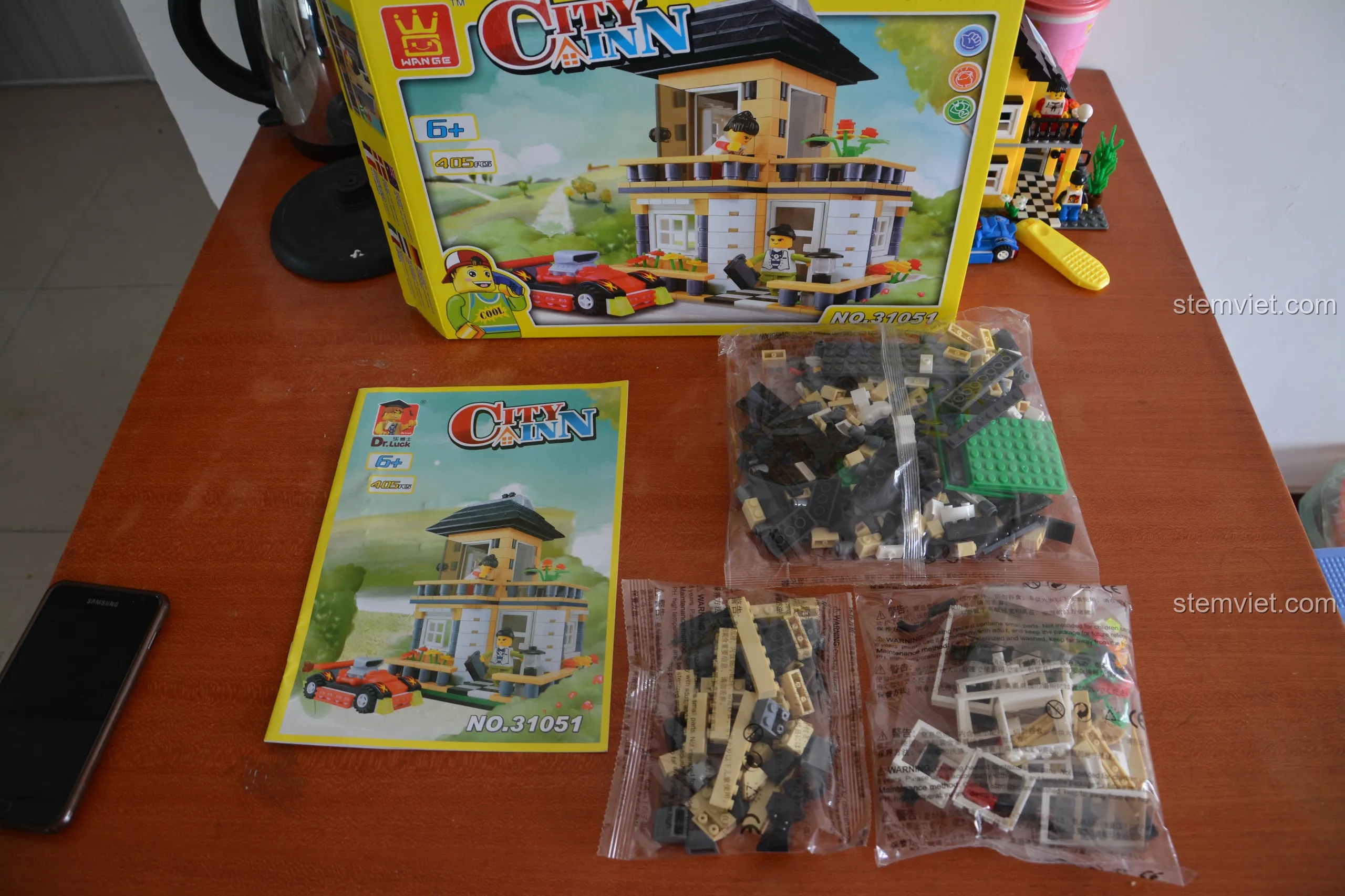 Các túi mảnh ghép và sách hướng dẫn của bộ WANGE 31051, cho thấy sự chuẩn bị kỹ lưỡng của nhà sản xuất.