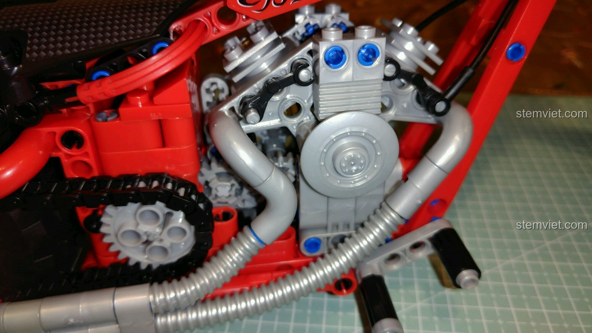 Chi tiết bộ phận nối hình chữ L màu xám của mô hình Winner 7046.