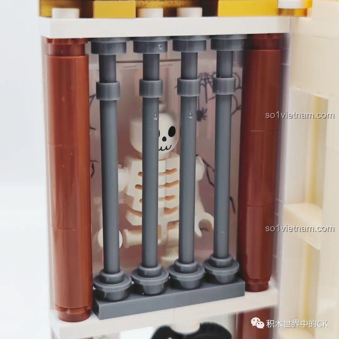 Cận cảnh bộ xương minifigure bị nhốt sau song sắt trong căn phòng bí mật của bộ lắp ghép Wekki 506183.