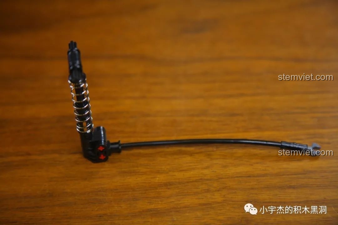 Chi tiết giảm xóc được lắp ráp để mô phỏng một chiếc bơm xe trong bộ AchKo 50015.