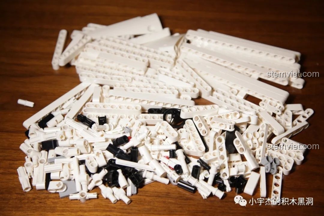 Các chi tiết của túi số 4 được đổ ra bàn, chuẩn bị cho việc lắp ráp thân vỏ xe G65.