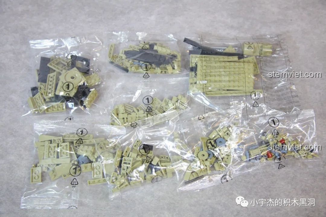 Các túi chi tiết cho bước lắp ráp số 1 của bộ đồ chơi Hệ thống phòng không di động M983 Panlos Brick.