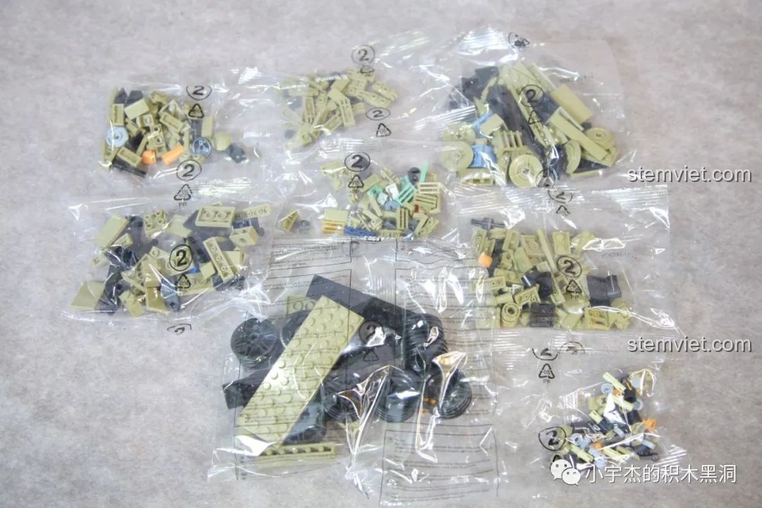 Các túi chi tiết cho bước lắp ráp số 2, tập trung vào phần thân và động cơ của xe tải M983.