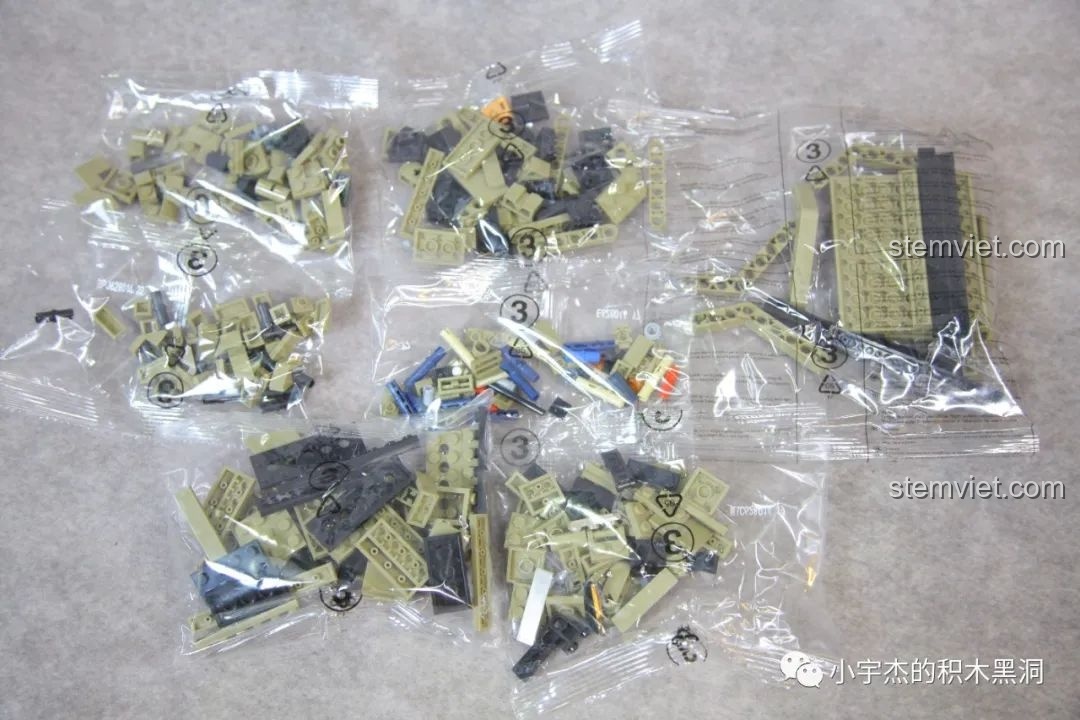 Các túi chi tiết cho bước lắp ráp số 3, bắt đầu phần rơ-moóc của Hệ thống tên lửa đất đối không Patriot.