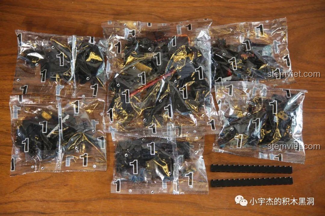 Các túi chi tiết cho bước lắp ráp số 1 của bộ Sách Kỷ Niệm Minifigure Người Sắt Iron Book.