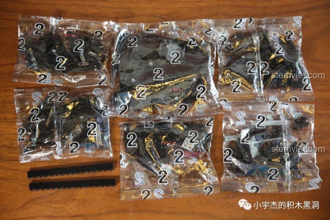 Các túi chi tiết cho bước lắp ráp số 2 của bộ Sách trưng bày minifigure Iron Man SY1361.