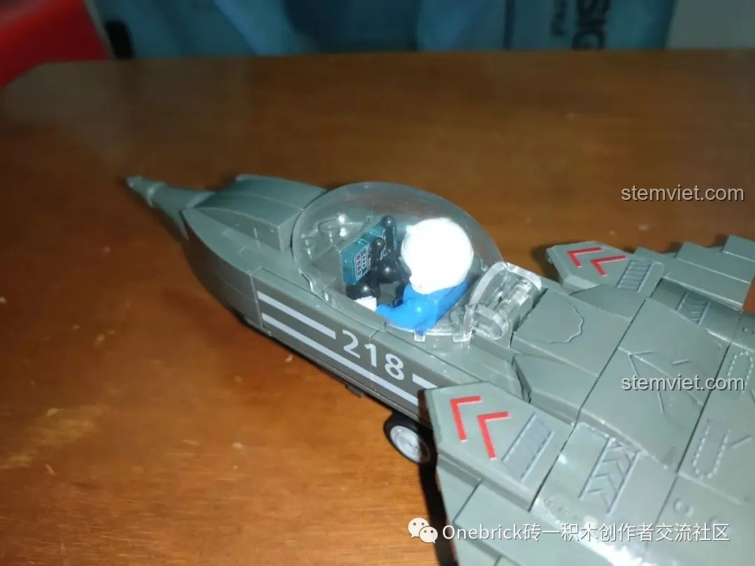 Chi tiết bảng điều khiển được in tinh xảo bên trong buồng lái của mô hình CAYI 2254 J-20.