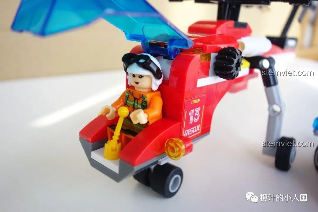 Cận cảnh minifigure phi công ngồi trong buồng lái của máy bay cứu hộ trên không CAYI 2603.