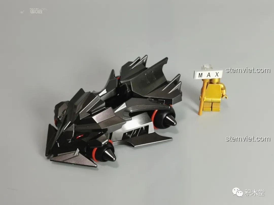 Cận cảnh buồng lái xe Decepticons 74016 Enlighten với các chi tiết decal.