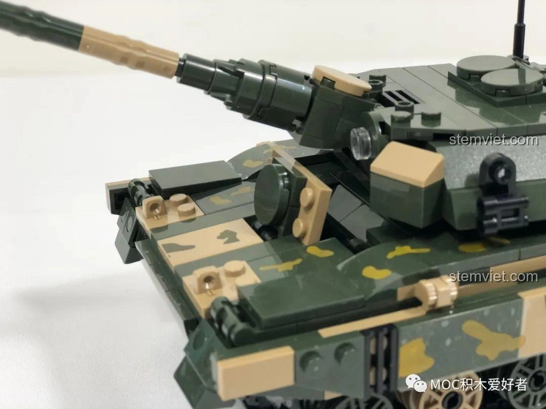 Cận cảnh chi tiết buồng lái của xe tăng COGO 13384 Xe Tăng 99A, với bảng điều khiển được dán decal.