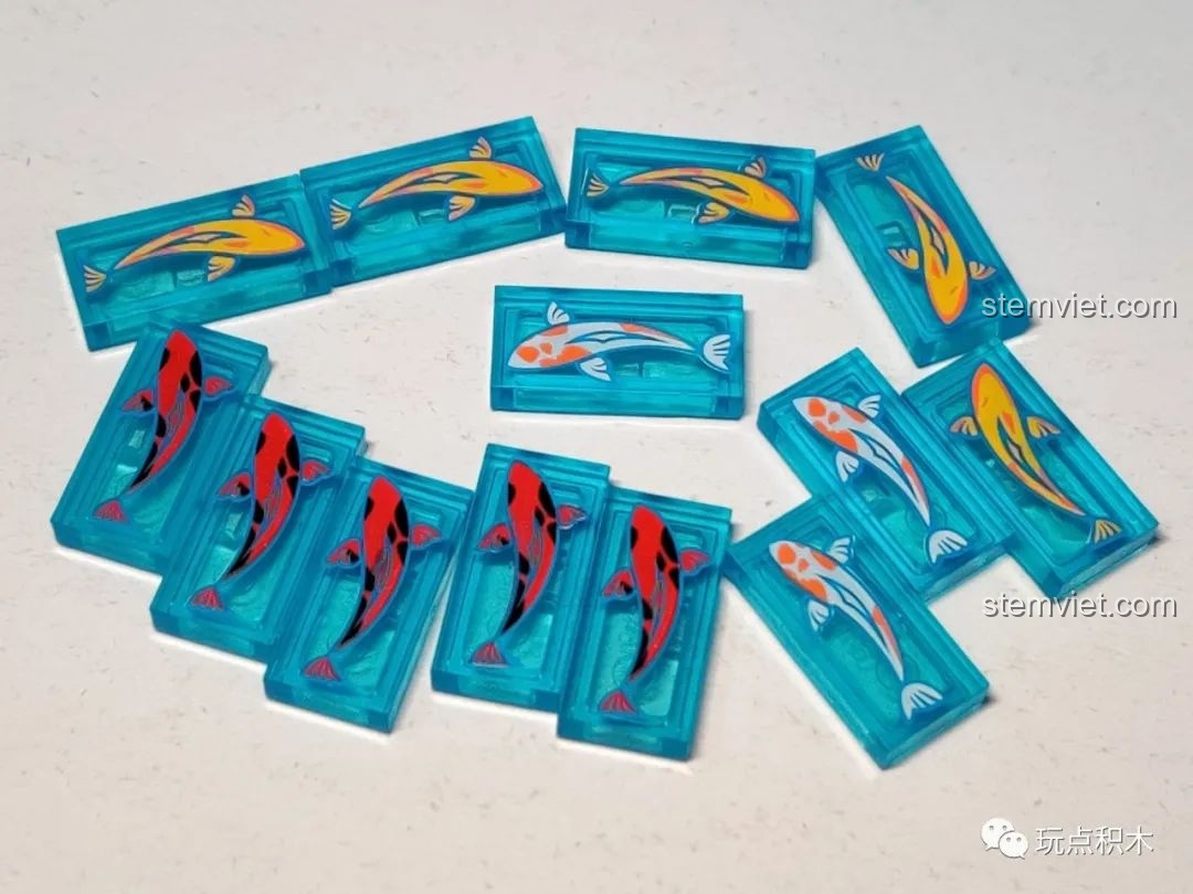 Các mảnh gạch trong suốt in hình cá Koi nhiều màu sắc, một chi tiết đặc sắc của bộ WOMA C9123.