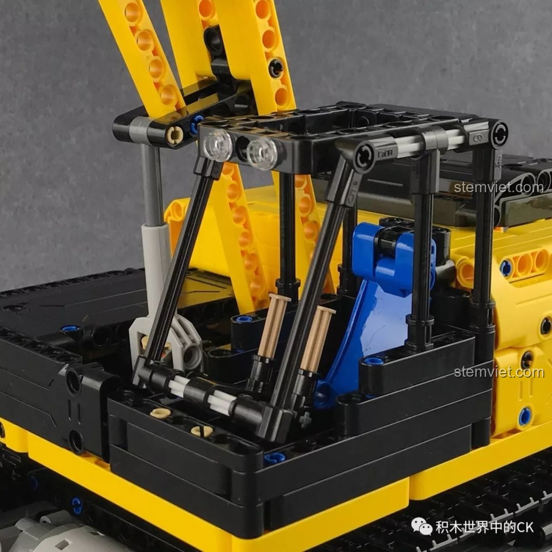 Cận cảnh chi tiết cabin của bộ xếp hình Máy xúc bánh xích cho con trai từ 6 tuổi, thiết kế tỉ mỉ đến từng bộ phận.