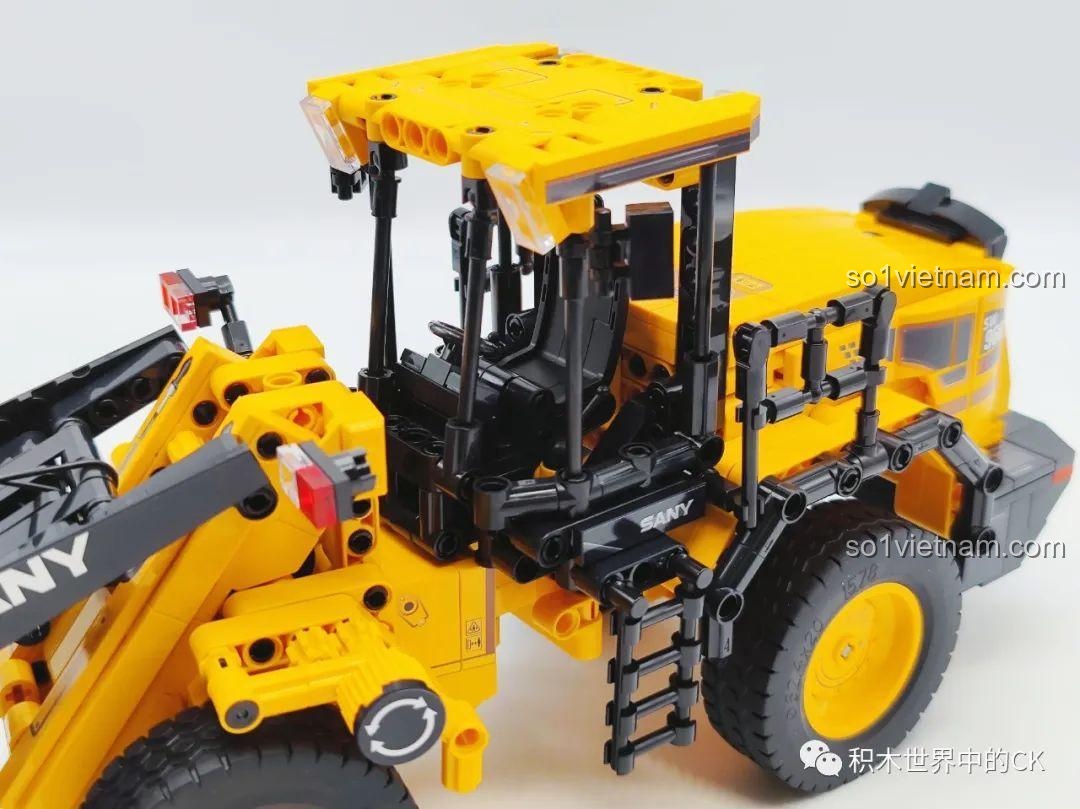 Chi tiết bên trong cabin lái của xe xúc lật Sembo 712016, với ghế ngồi và các thanh chắn bảo vệ.