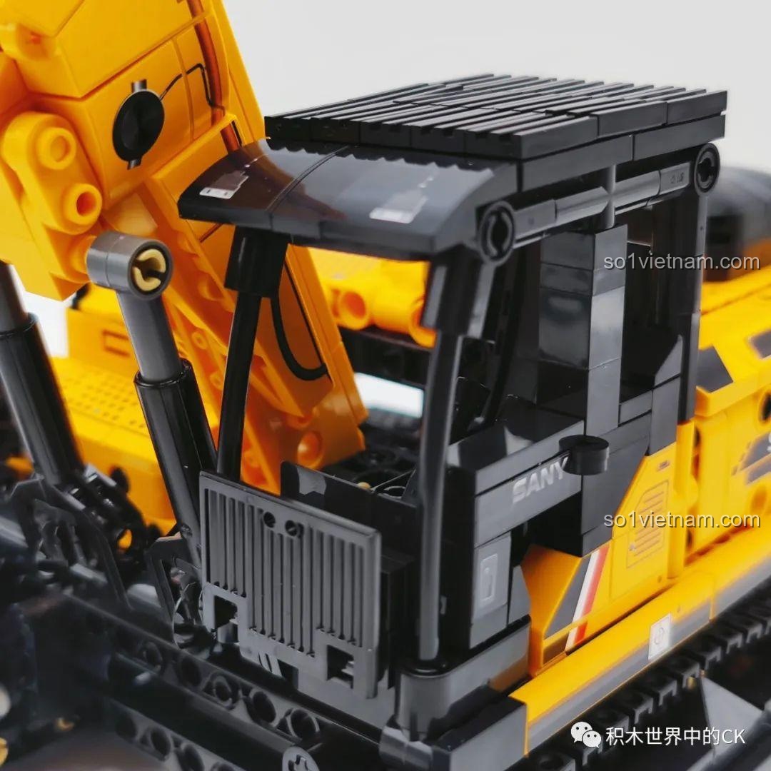 Bên trong cabin lái của mô hình xe xúc Sembo 712017 với ghế ngồi và các chi tiết điều khiển được mô phỏng.