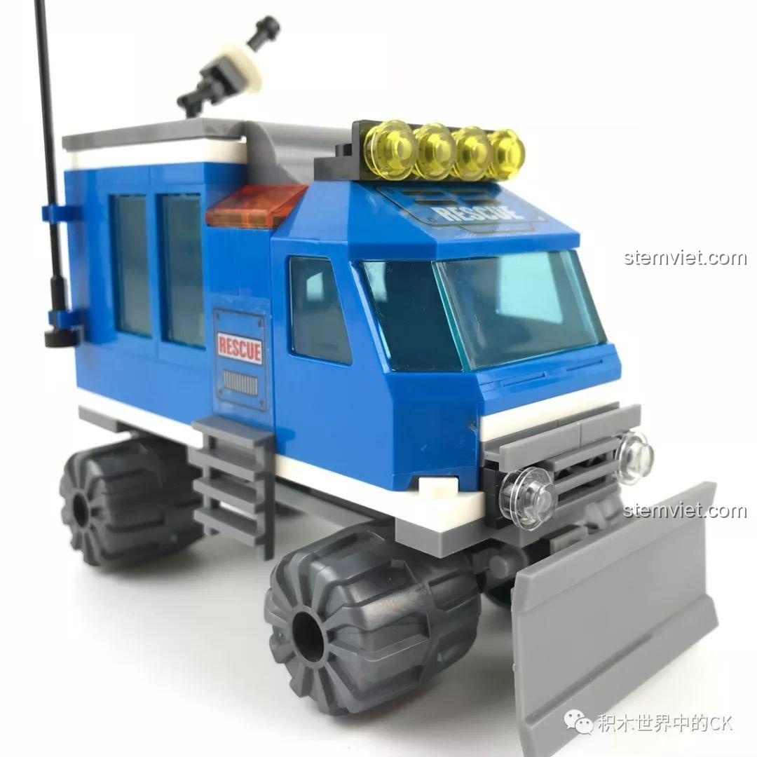 Chi tiết cabin của xe cứu hộ SY SD9513 có thể lật lên, một tính năng động độc đáo và thú vị của bộ lắp ráp.