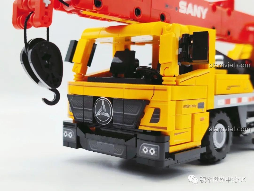 Chi tiết cabin và phần đầu xe của mô hình SEMBO 712022, thể hiện độ tinh xảo cao.