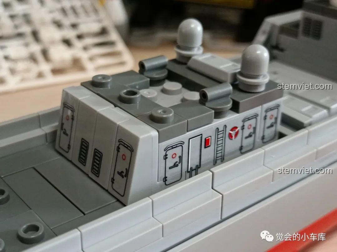 Cận cảnh phần cabin của tàu chiến SEMBO 202029 sau khi được dán sticker, các chi tiết cửa và thang được thể hiện rõ nét.