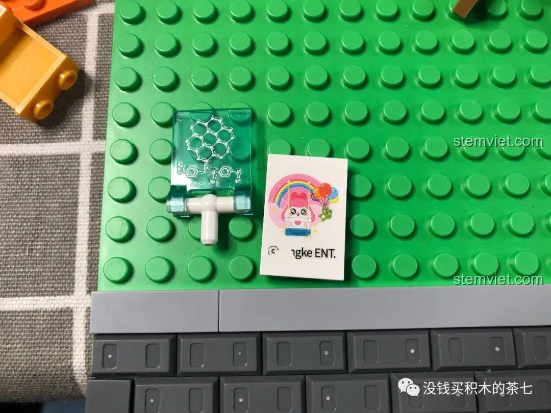 Các chi tiết trong suốt và sticker đi kèm để tạo ra các vật dụng trang trí trong Lâu Đài Phép Thuật.