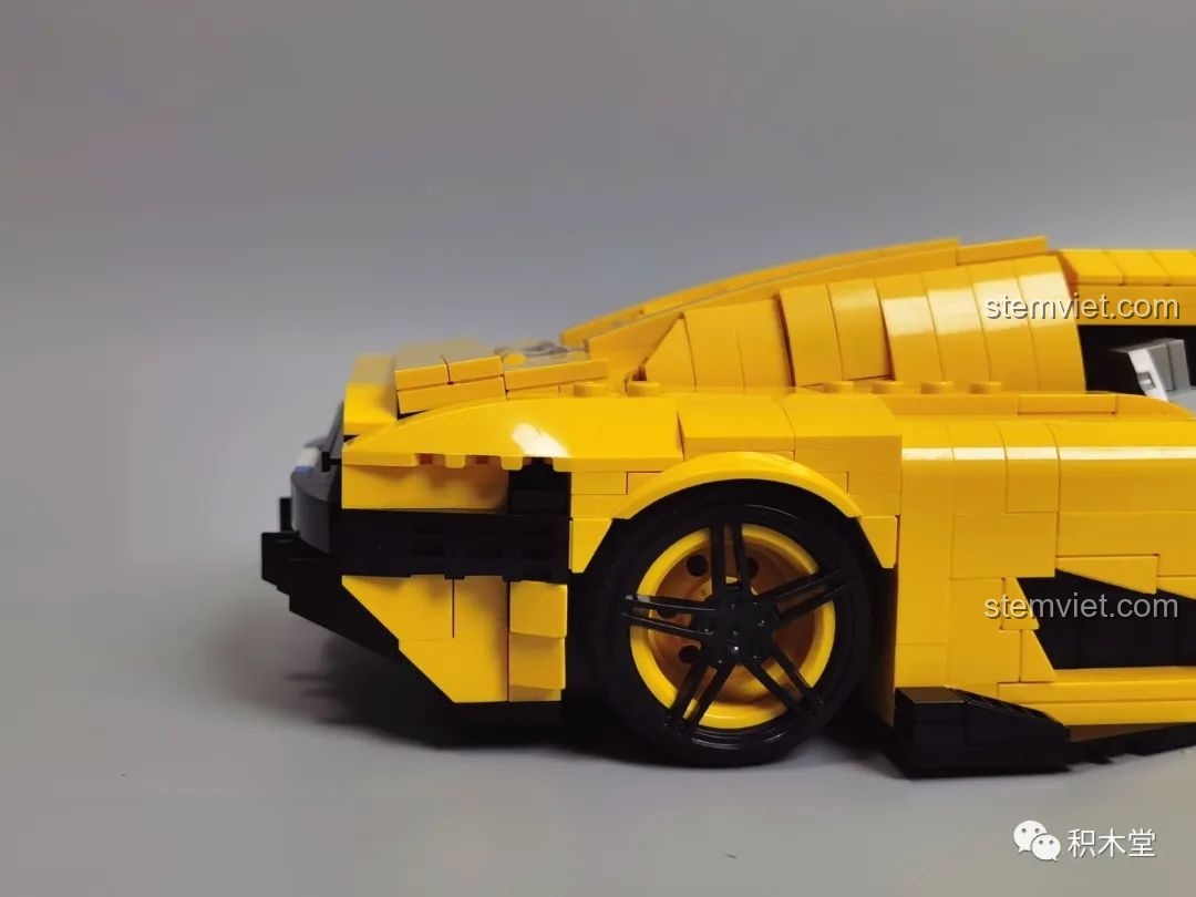 Chi tiết cần gạt mưa của mô hình Lego Koenigsegg Regera màu vàng.